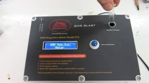 Magnetisation measurement sample and interface