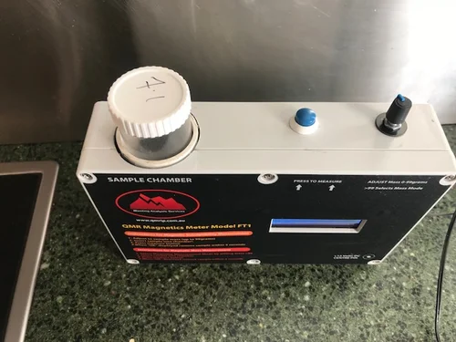 Portable laboratory gauge front view